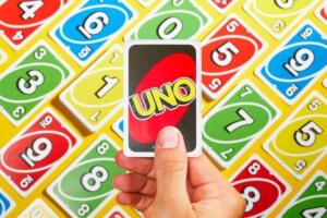 วิธีเล่น UNO เกมไพ่สามัญประจำบ้าน พร้อมกติกา และเทคนิคเอาชนะง่าย ๆ